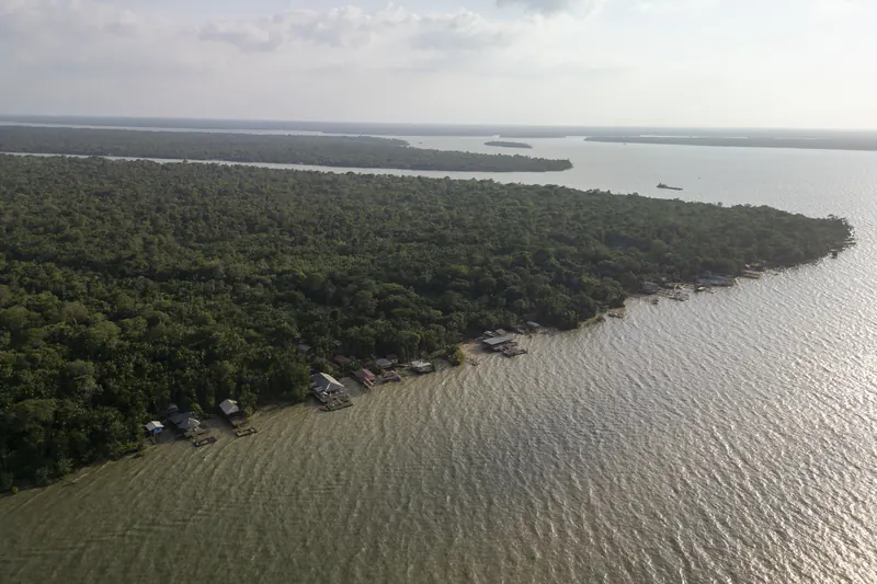 Casas de palafita à beira de um rio na Amazônia, em Belém.