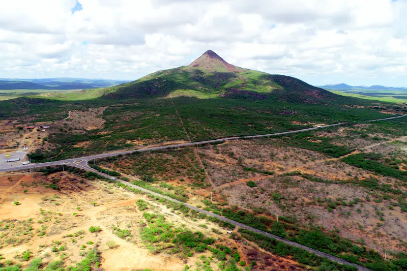 O Pico do Cabugi no meio da caatinga, em Angicos.