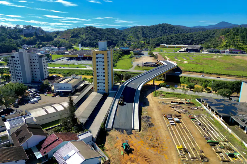Uma ponte em construção atravessando a cidade, em Brusque.